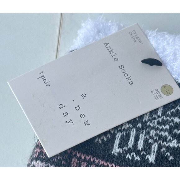 Lot of 2 Ankle and Short Crew Christmas Winter Cozy Socks A New Day/Old Navy - Picture 11 of 13